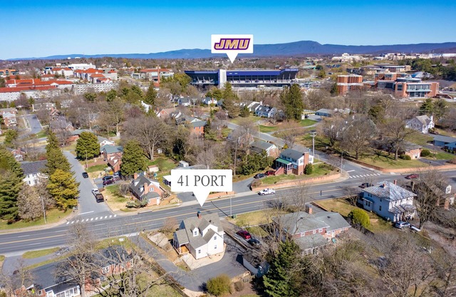 Harrisonburg Home. Sleeps 6 + full kitchen + rec & yoga rooms! Walk to JMU.