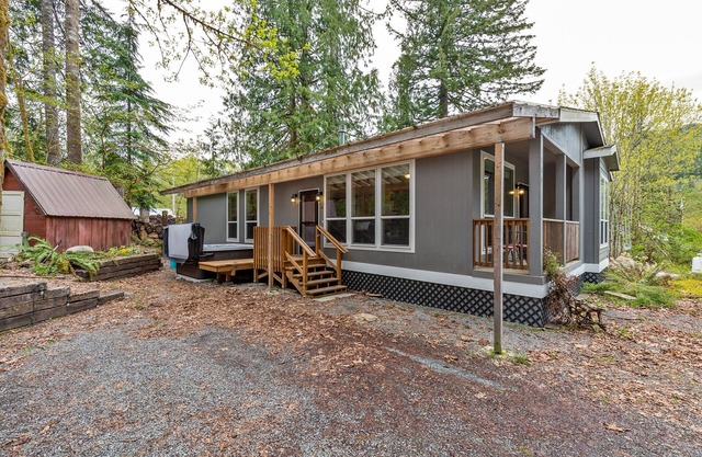 Hart Haus at Stevens Pass- spacious w/hot tub, EV charger, enclosed yard for pets!