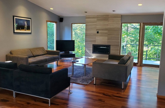Haskell Treehouse is family-friendly in a quiet area close to downtown Portland.