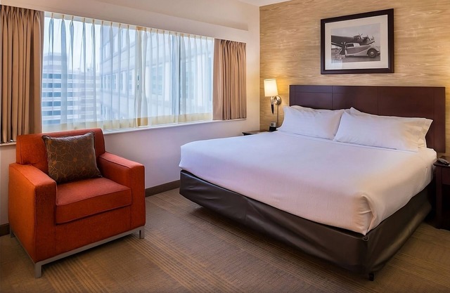 Hassle-free Stay w/Complimentary Airport Shuttle, Pets are Welcome!
