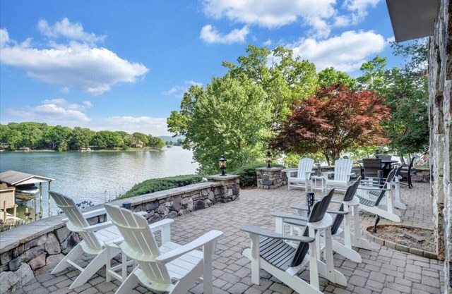 Hastings on Hickory - Luxury, sleeps 8, dock
