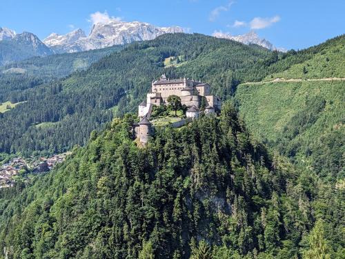 Haus Biechl mit Blick auf die Burg Hohenwerfen