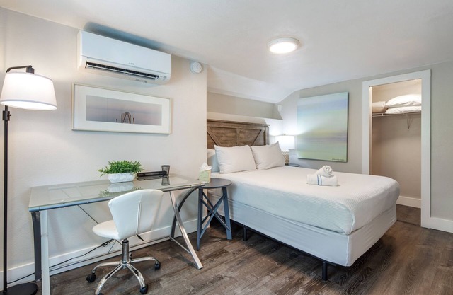 HAVANA DAYDREAMING ~ Waterfront 1 BR/1 Ba w/Dockage & Hot Tub!