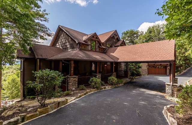 Haven at Headwaters: Long-range Mountain Views, Pet Friendly, Gameroom