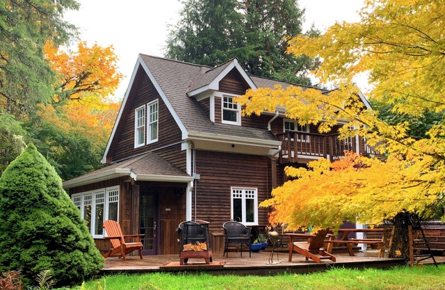 Haven near the water with kayaks, firepit, decks, amazing views - dog-friendly