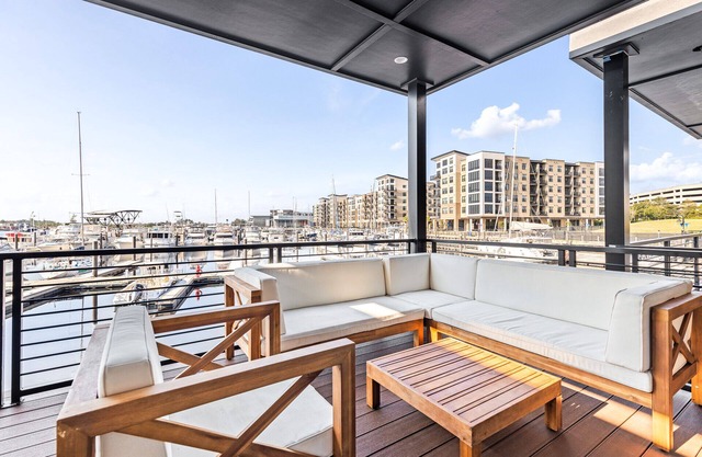Haven - Pet Friendly Houseboat, Downtown Wilmington