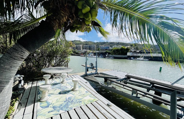 Hawaiian Waterfront Home with Private Swimming Pool and Mountain Views