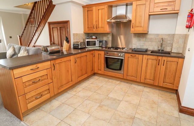 HAWTHORN, family friendly, character holiday cottage in St Blazey