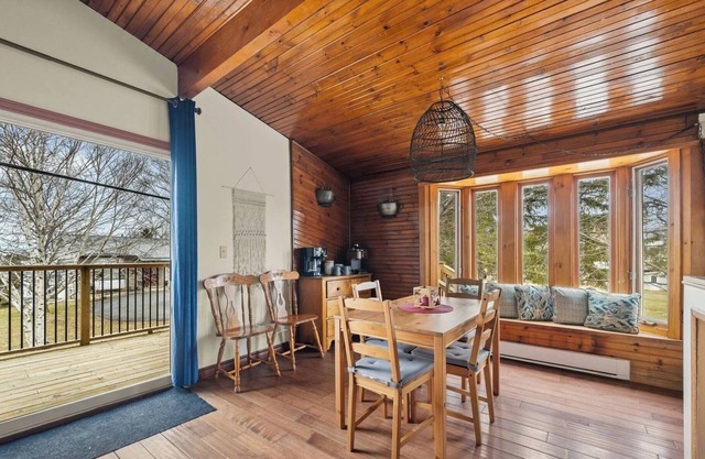 Hay Bay waterfront with private dock - Fabulous Fishing and Ice fishing