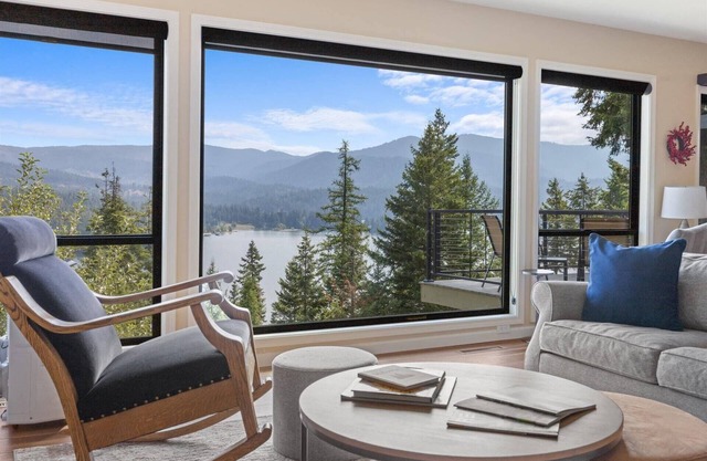 Hayden Escape – Lake Views, Chef’s Kitchen, Outdoor Dining, and Hiking Nearby!