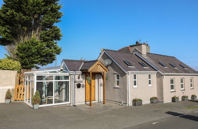 HAZEL BANK COTTAGE, family friendly, with open fire in Amlwch