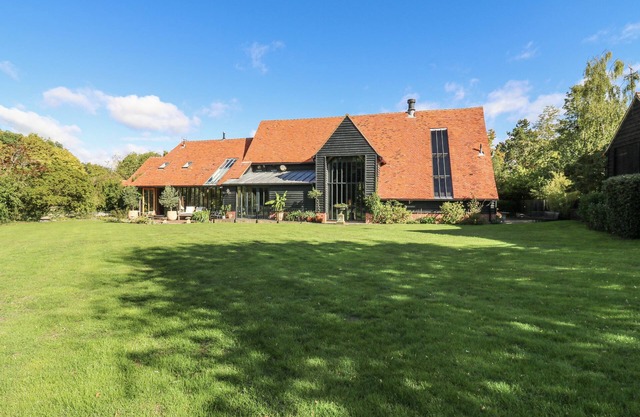 HEADLAND BARN, pet friendly, character holiday cottage in Maldon