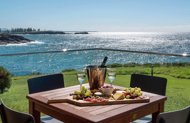Headland Hideaway - spectacular sea views!
