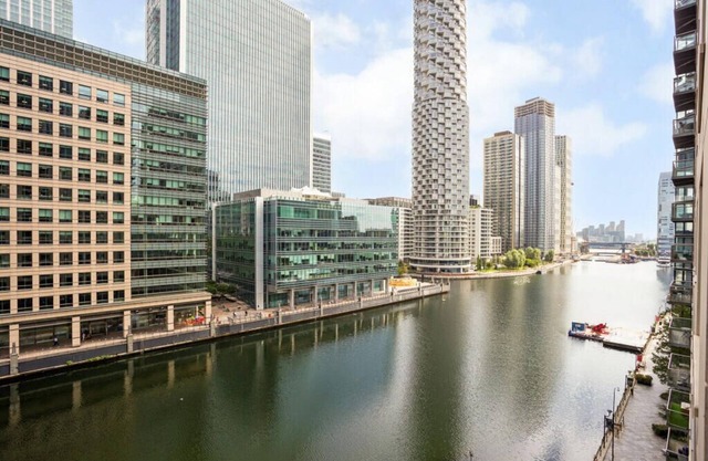 Heart of Canary Wharf. Stunning dock views. Close to all amenities.