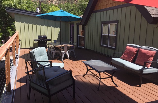 Heart of downtown, huge rooftop patio and air conditioning!