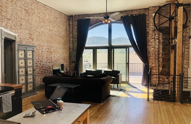 Heart of Downtown, Mount Views, 2 blks to River, FREE PARKING SPOT