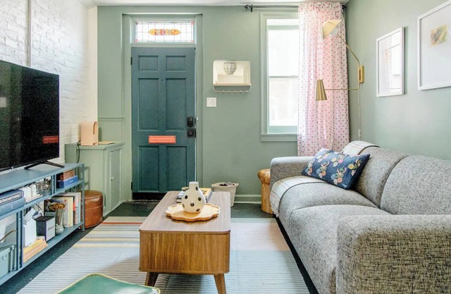 Heart of Fells Point | King Bed-BBQ Self Check-In
