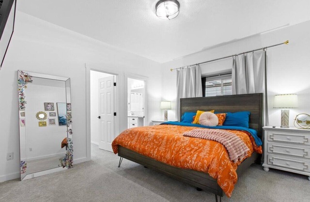 *Heart of Meridian*Patio, firepit*Backyard*King