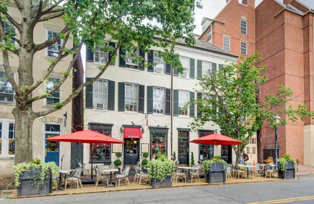 HEART of OLD TOWN! Historic 2 BR | Walk to KING ST