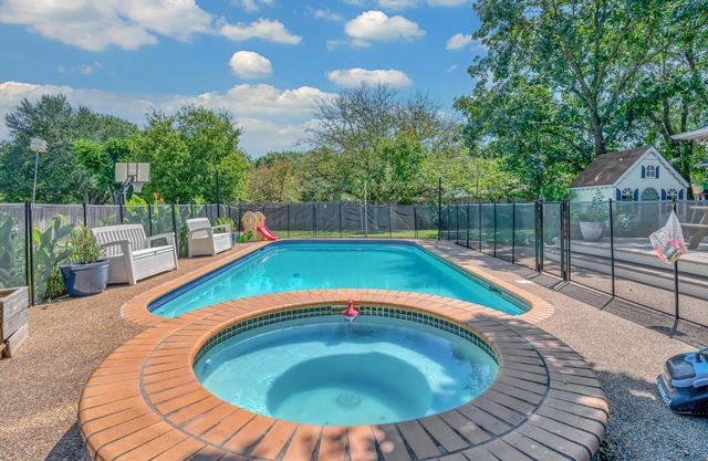 Heart of Texas Hangout/Pool/Game Room/Sport Court