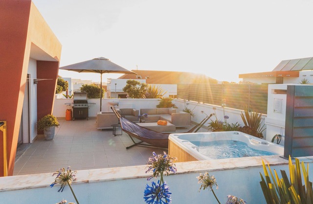 Heated 3 bedroom penthouse w/jacuzzi in Baleal