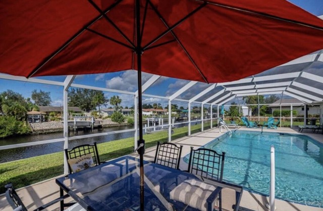 Heated Pool, Canal Front, Kayaks - Paradise Awaits!