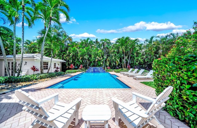 Heated Pool! Close To Beach+Avenue! Quaint Style!