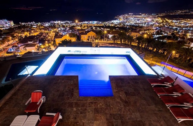 Heated Pool, Elevator, Gym, Sauna, Jacuzzi, Air Con - ALL included in the price