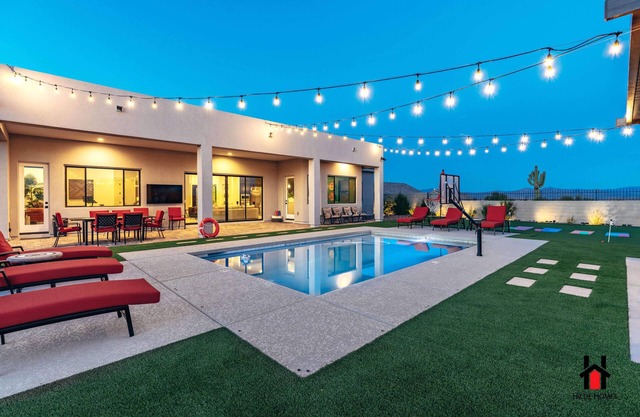 Heated Pool, Fire Pit, Hot Tub & Putting Green