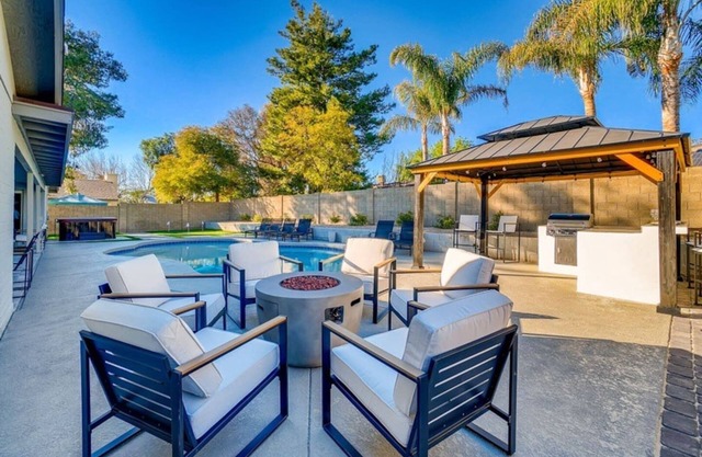 Heated Pool, Hot Tub, Mini-Golf, Gazebo with Bar & Grill