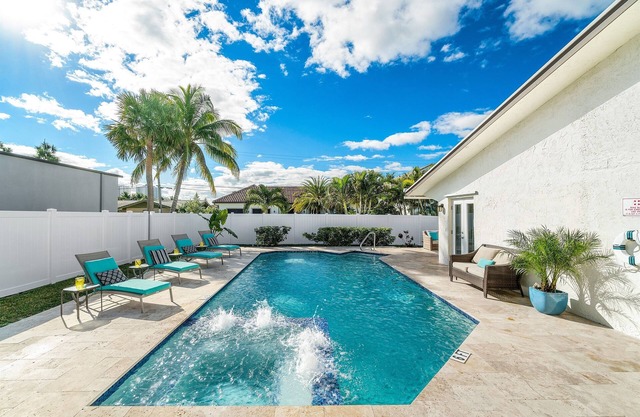 Heated Pool/Htub & Pool Cabana w/TV Walk to Beach!