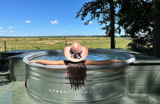 Heated Pool l Mountain VIEWS - Happy Cow Cottage
