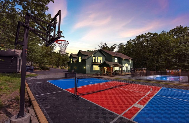 Heated Pool, Sauna, HotTub, Pickleball, Basketball