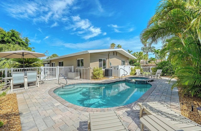 Heated Pool & Spa, FREE WiFi, Near AMI Beach & Village, Dog* (See Note).