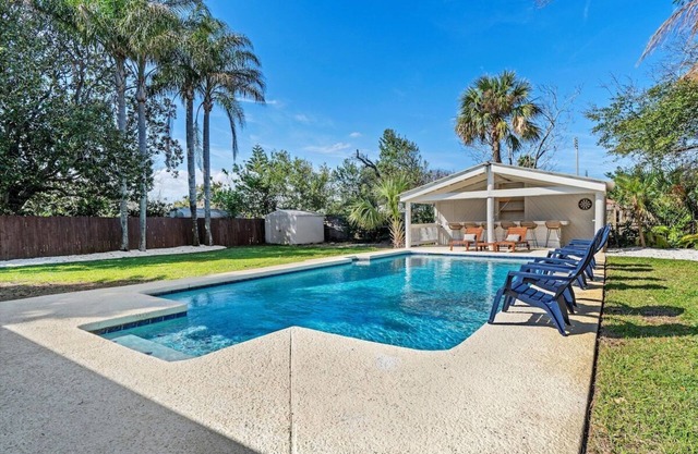 Heated Pool w Tiki Bar, Game Room, 3 Blks to Beach