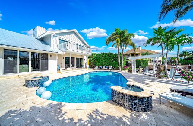 Heated Pool & Waterfront! Close 2 Beach & Avenue!