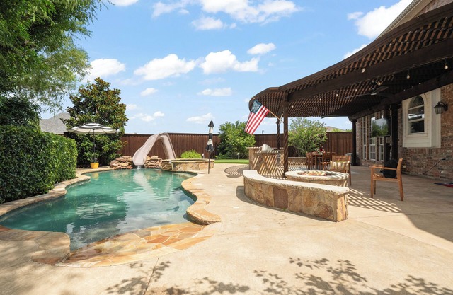 Heated Resort Style Pool+ Hot tub, Putting Green, Family Friendly Backyard & Theater Room