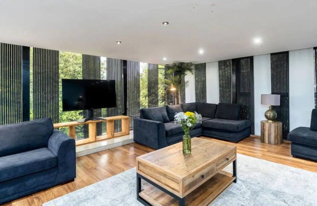 Heaton Park Spa House - Indoor Pool & Hot Tub, 4 Miles from Manchester Centre
