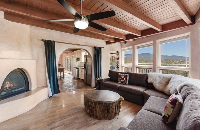 Heavenly Mountain Views-Close to Plaza, Hot tub, Ski & Pickleball, Upscale home