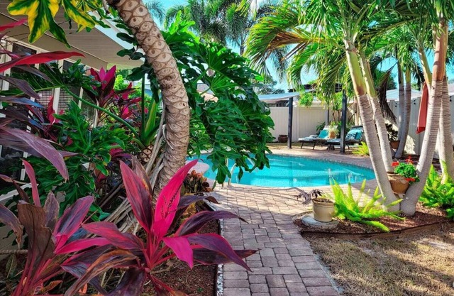🌺Heavenly Oasis w Pool *KING BED* Free ☕ 6 Min to Beach🌊 & Pinellas Trail