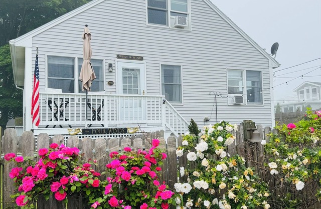 Heavenly Sea Breezes for Family and Dog! Fenced backyard. Near beach & dining.