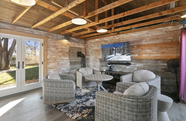 Heber's Outpost Hideaway, Hot Tub, Two Master Bedrooms, Outdoor Kitchen, Office, Game Room