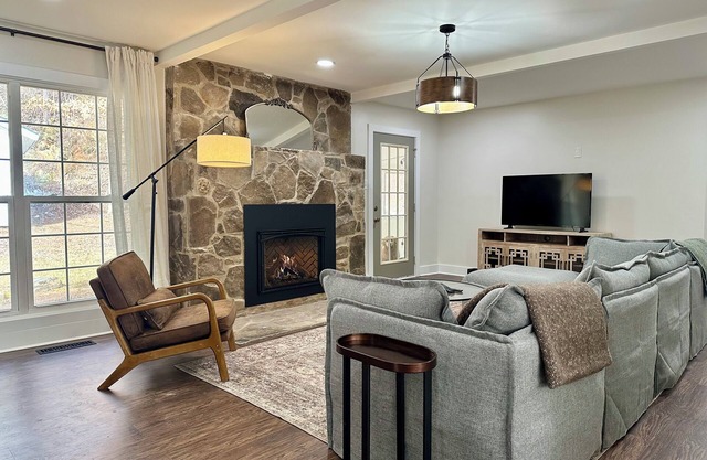 Helen Haus 3 minutes to Downtown Helen perfect for couples, families welcome!