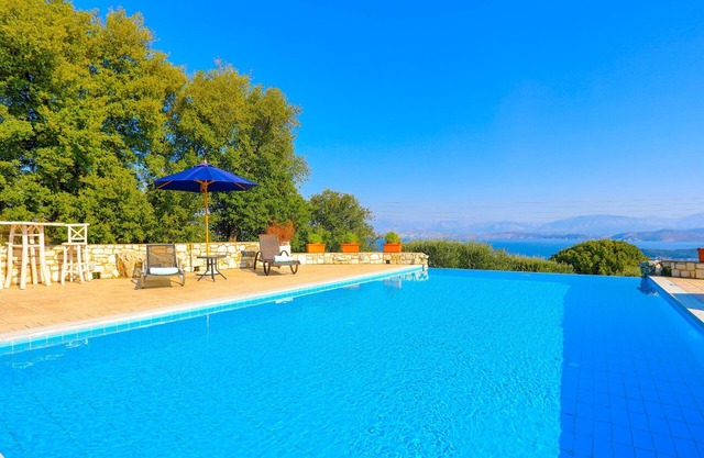 Helona: Villa Estate, heated pool, stunning views, A/C