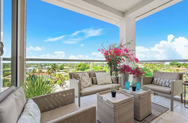 Hemingway Penthouse South - Two Blocks from the Beach!