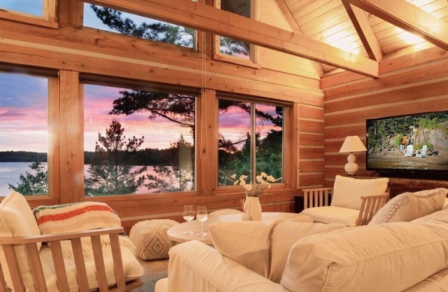 Hemlock Hideaway Muskoka Waterfront: Beach Hot Tub Firepit Canoe Dock Games Rm