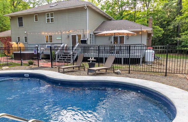 Hemlock Manor-Pool/Sauna/Hot Tub