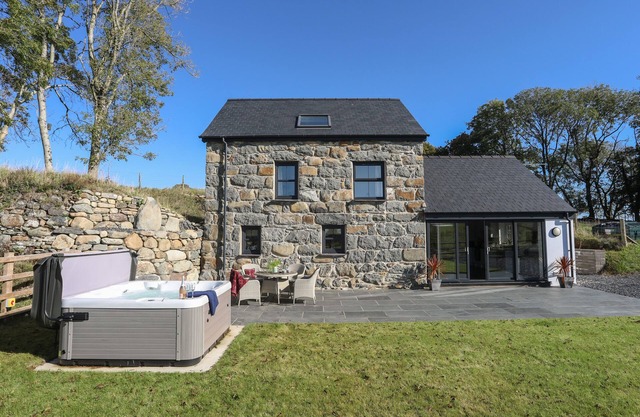 HEN FELIN, family friendly, with hot tub in Pwllheli