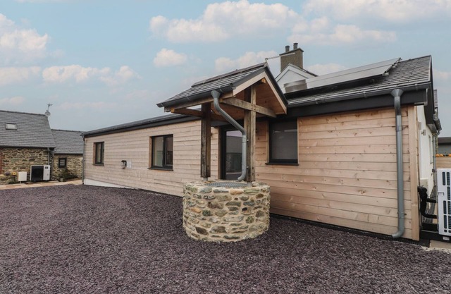 HEN PENMYNYDD, family friendly, with hot tub in Llanfachraeth