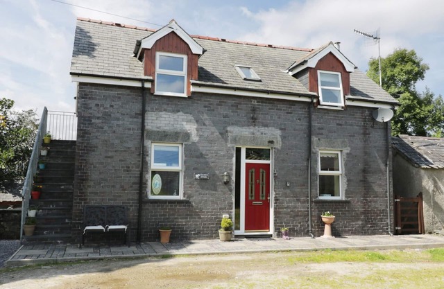 HEN STABL, character holiday cottage, with a garden in Llanrwst